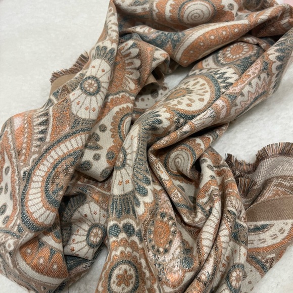 Elegant Paisley Scarf in Neutral Hues - Picture 4 of 7